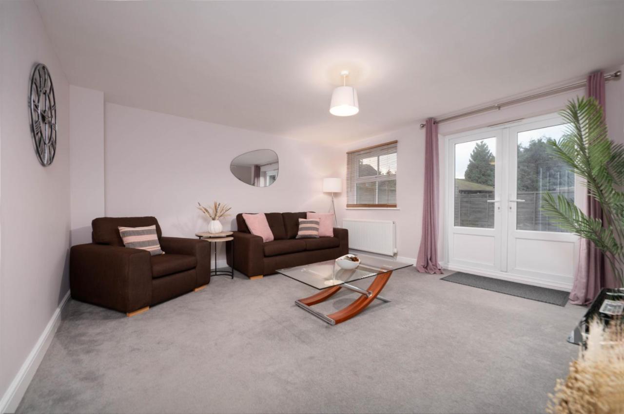 Holiday home Stunning 3 Bed With Parking & Garden